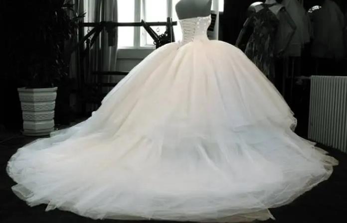 婚纱礼服多少钱一套
