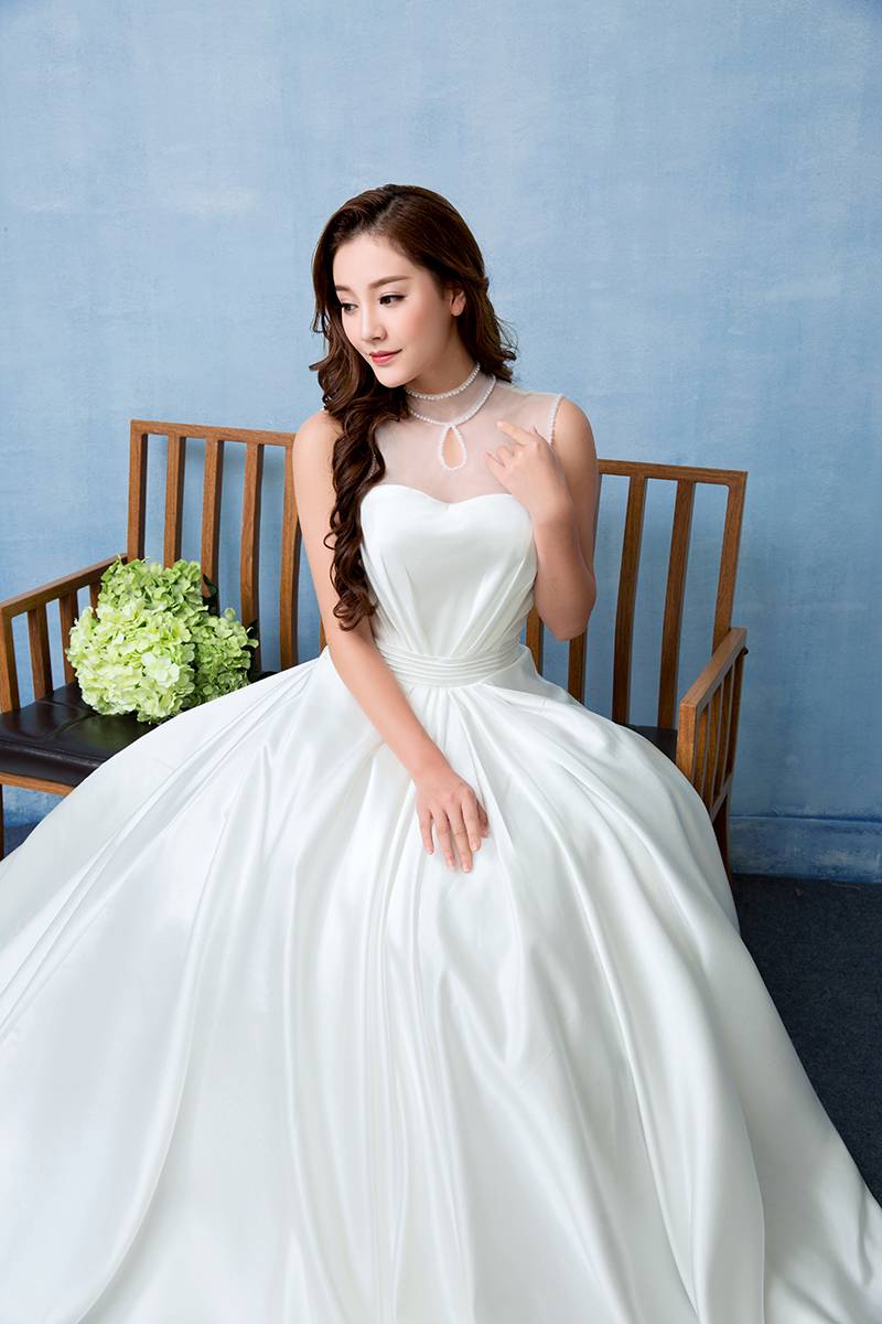 韩版婚纱新款拖尾后背绑带大拖尾白色婚纱批发HB0003
